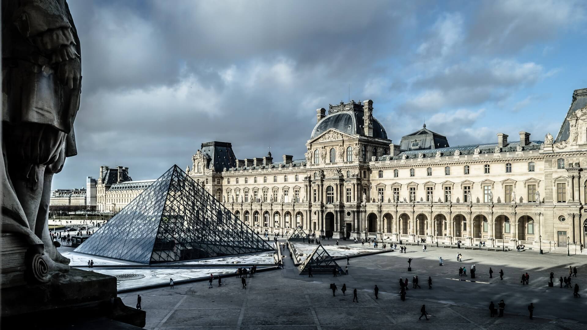 Louvren konstmuseum i Paris